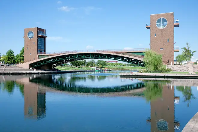 画像:環水公園 天門橋と展望塔