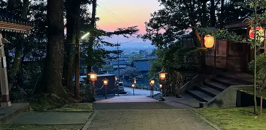 画像:夕暮れの石段