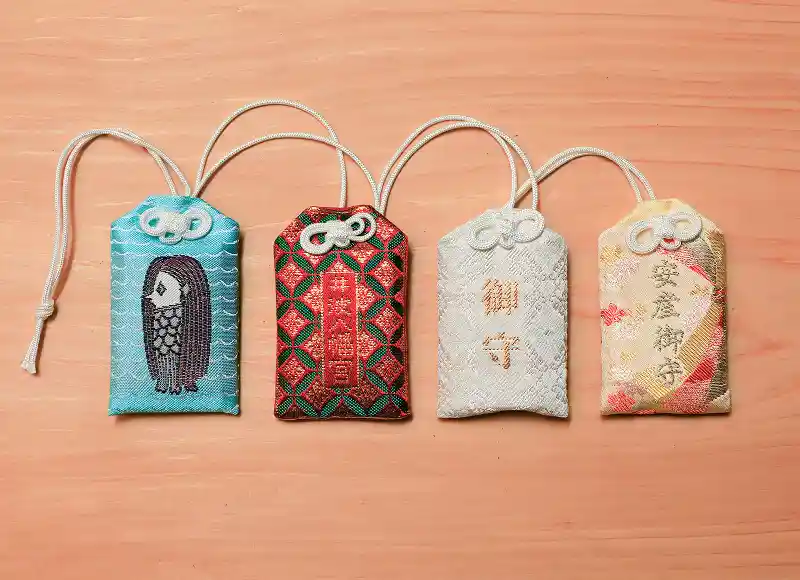 画像:お守り（左からアマビエ御守、御守（赤）、御守（白）、安産御守）