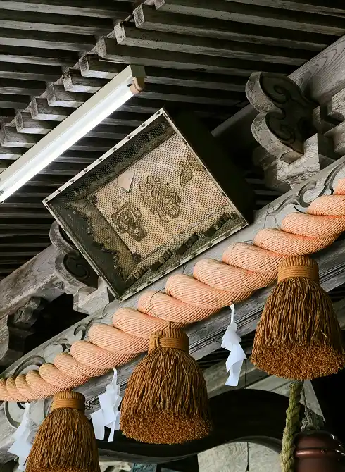 画像:注連縄と大きな房飾りが吊り下がった拝殿部分