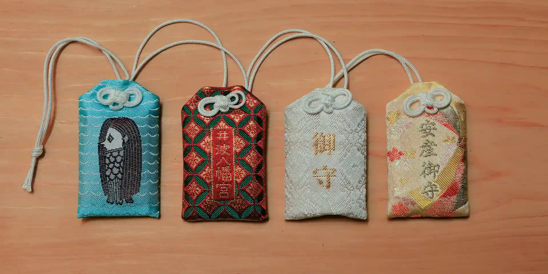 写真:お守り（左からアマビエ御守、御守（赤）、御守（白）、安産御守）