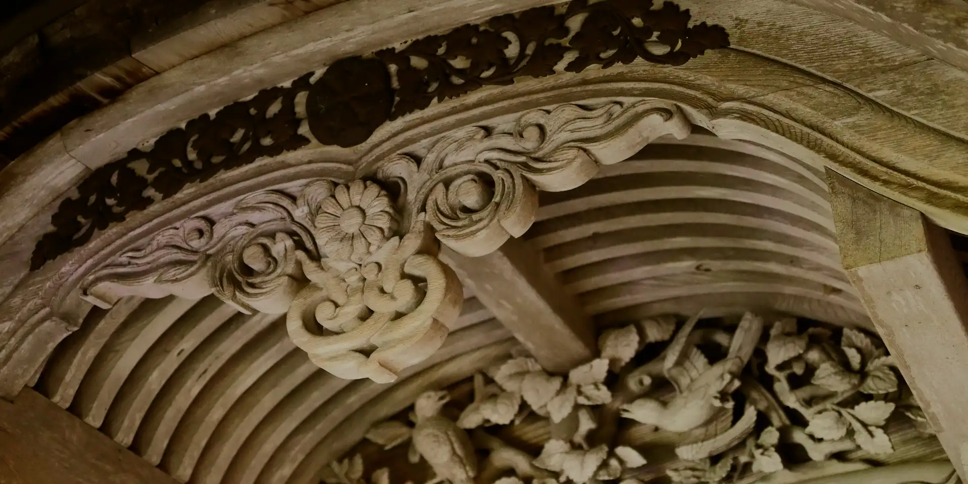 写真:画像:井波八幡宮の木組み天井部分