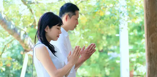 画像:お参りをする人